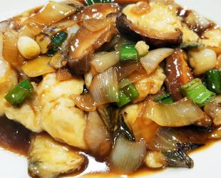 302. Filete de pescado de temporada salteado 紅燒魚柳